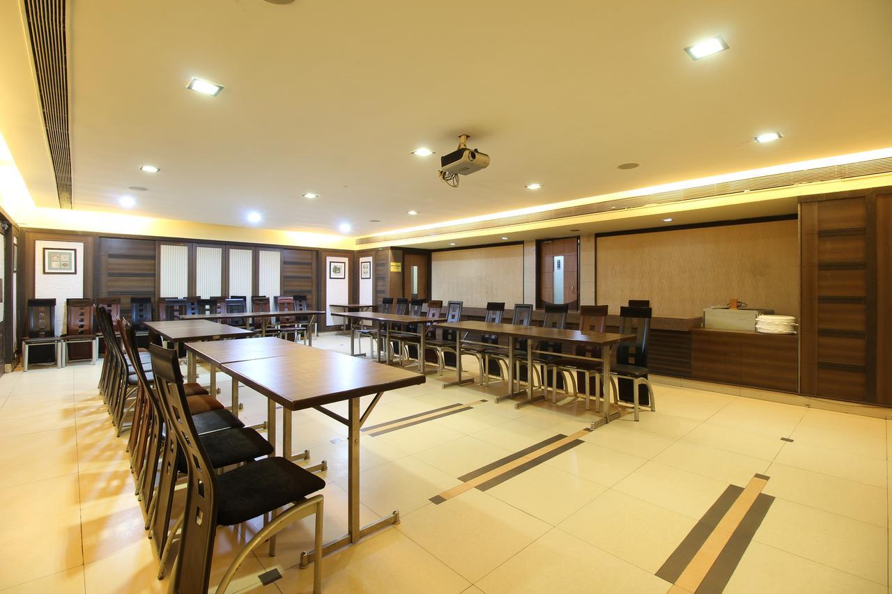 Hotel Gurukripa Daman Bagian luar foto