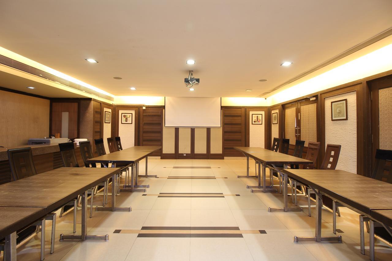 Hotel Gurukripa Daman Bagian luar foto