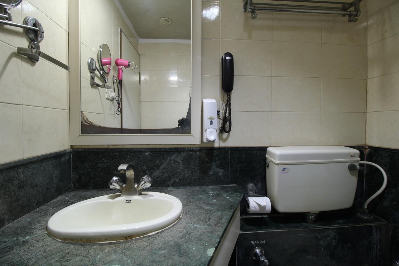 Hotel Gurukripa Daman Bagian luar foto