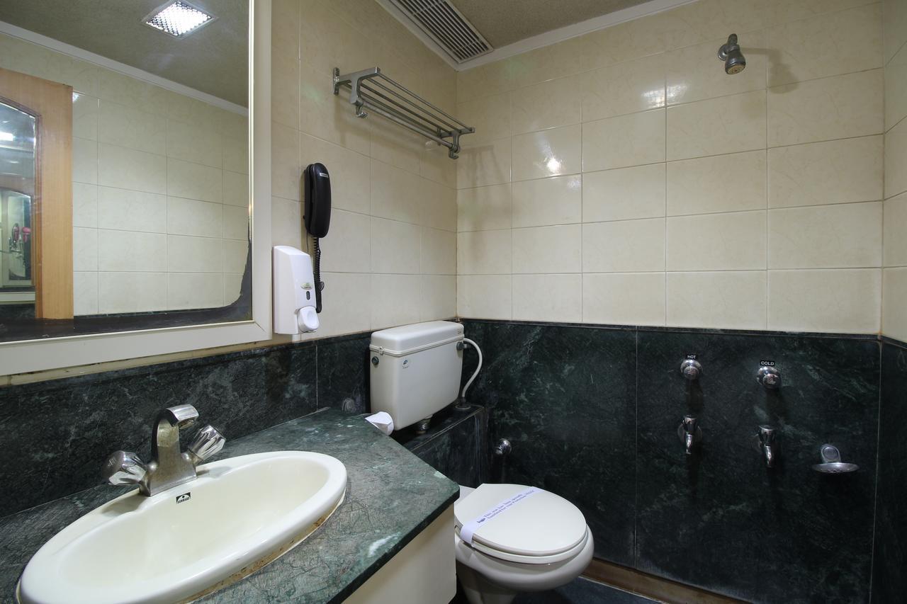 Hotel Gurukripa Daman Bagian luar foto