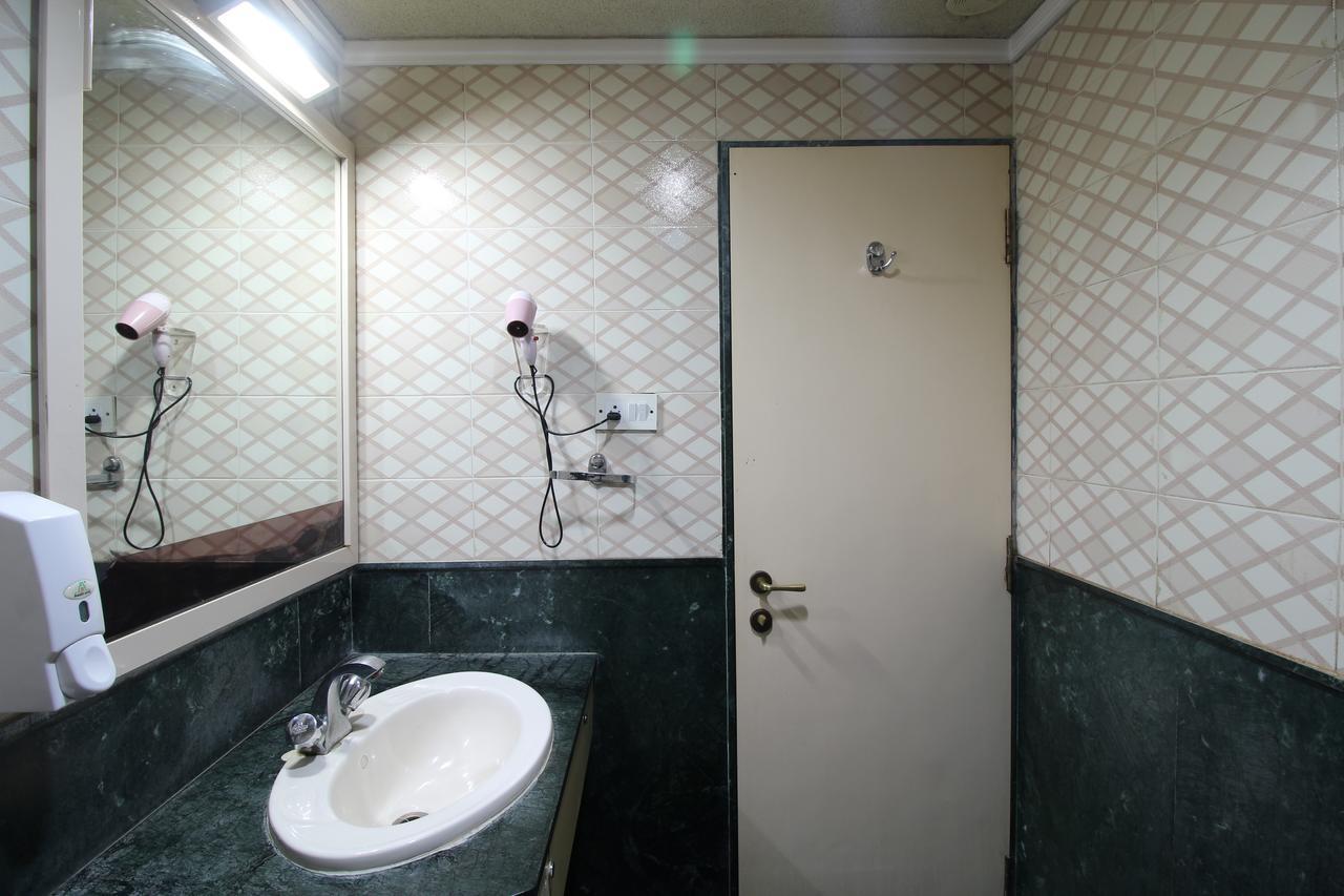 Hotel Gurukripa Daman Bagian luar foto