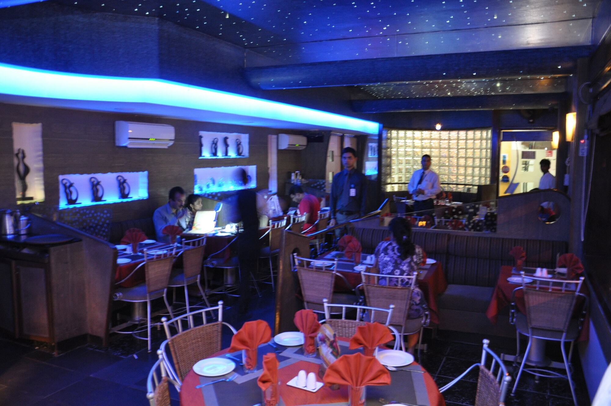 Hotel Gurukripa Daman Bagian luar foto